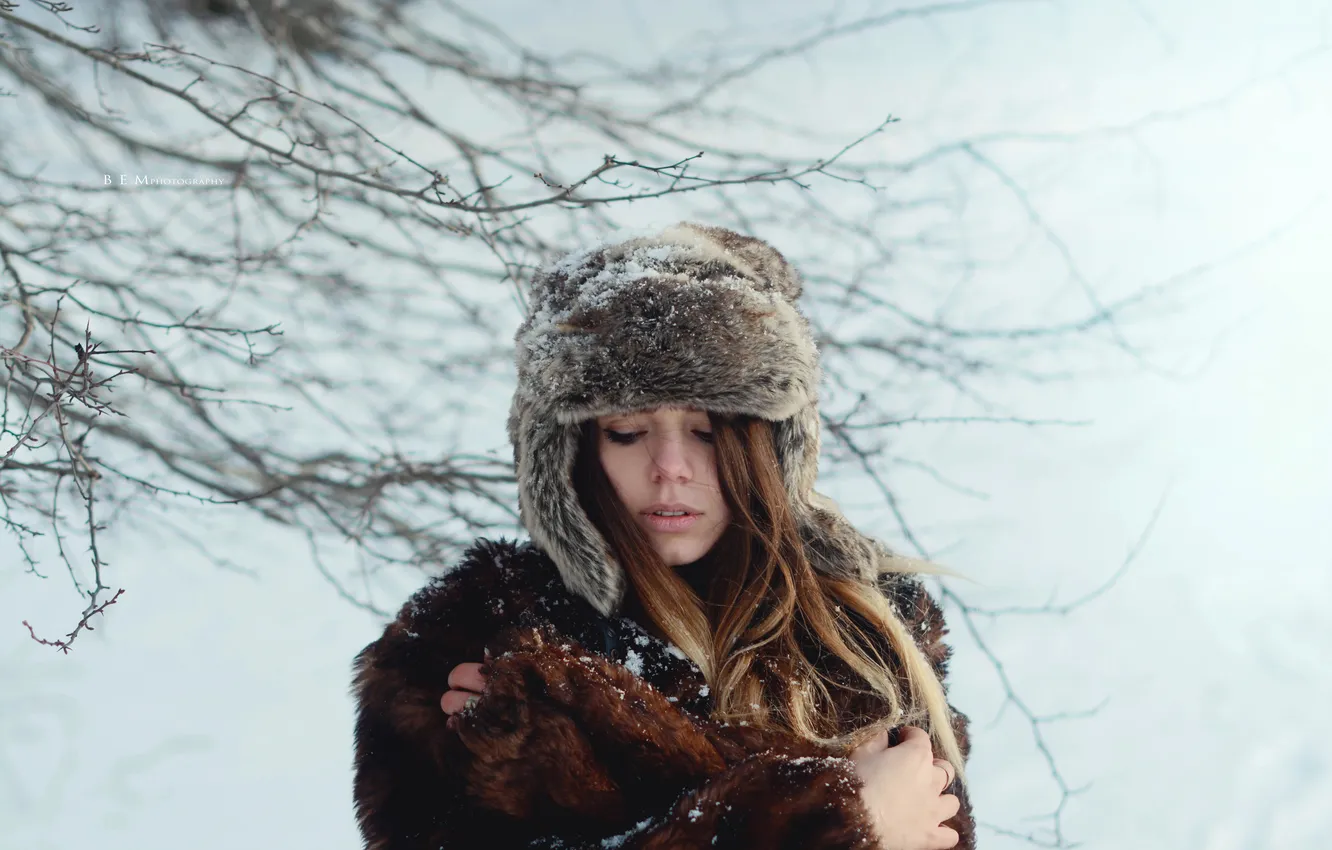 Фото обои холод, зима, девушка, снег, шапка