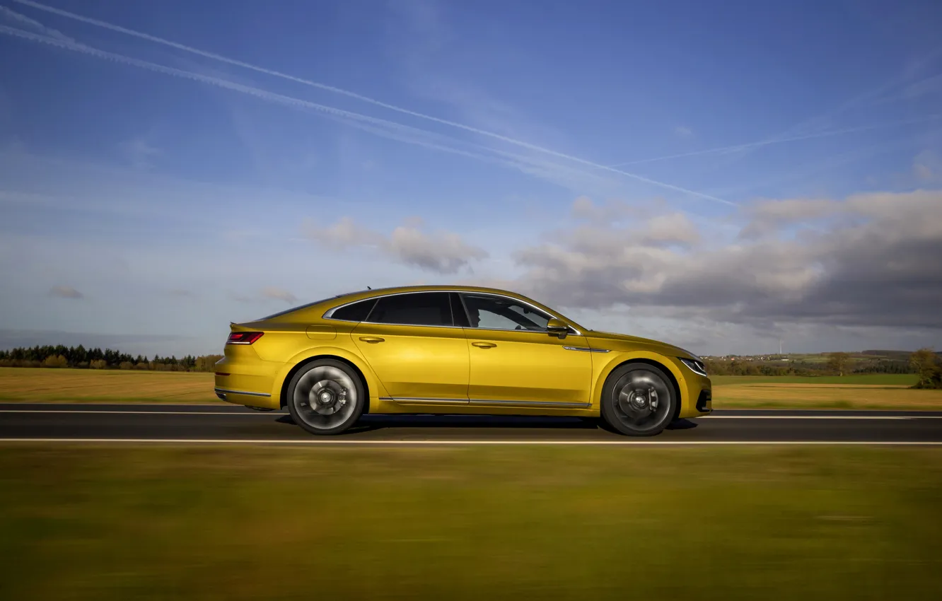 Фото обои жёлтый, равнина, Volkswagen, профиль, 2018, R-Line, лифтбэк, 2017