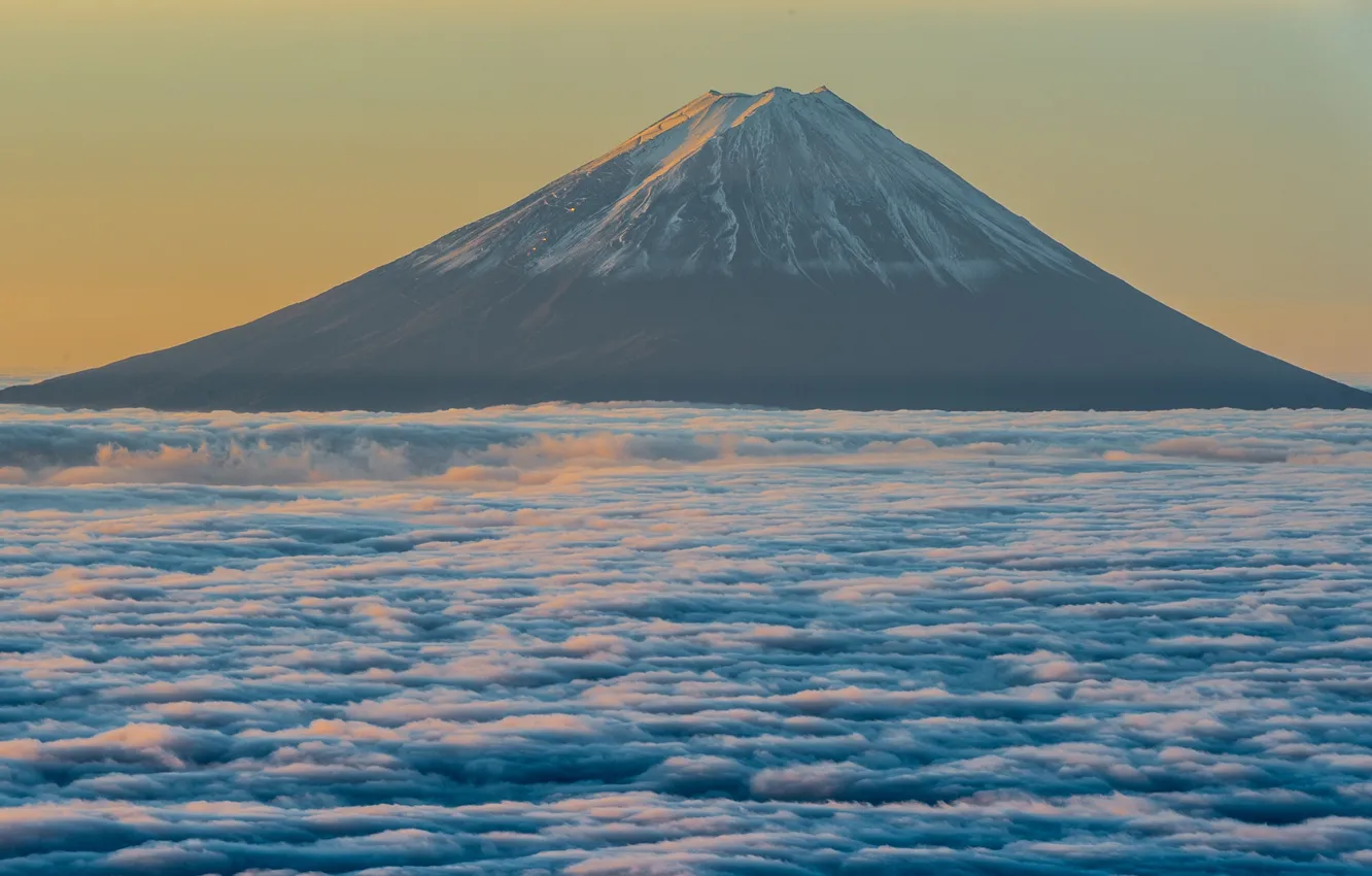 Фото обои небо, облака, гора, вулкан, Япония, Фудзи