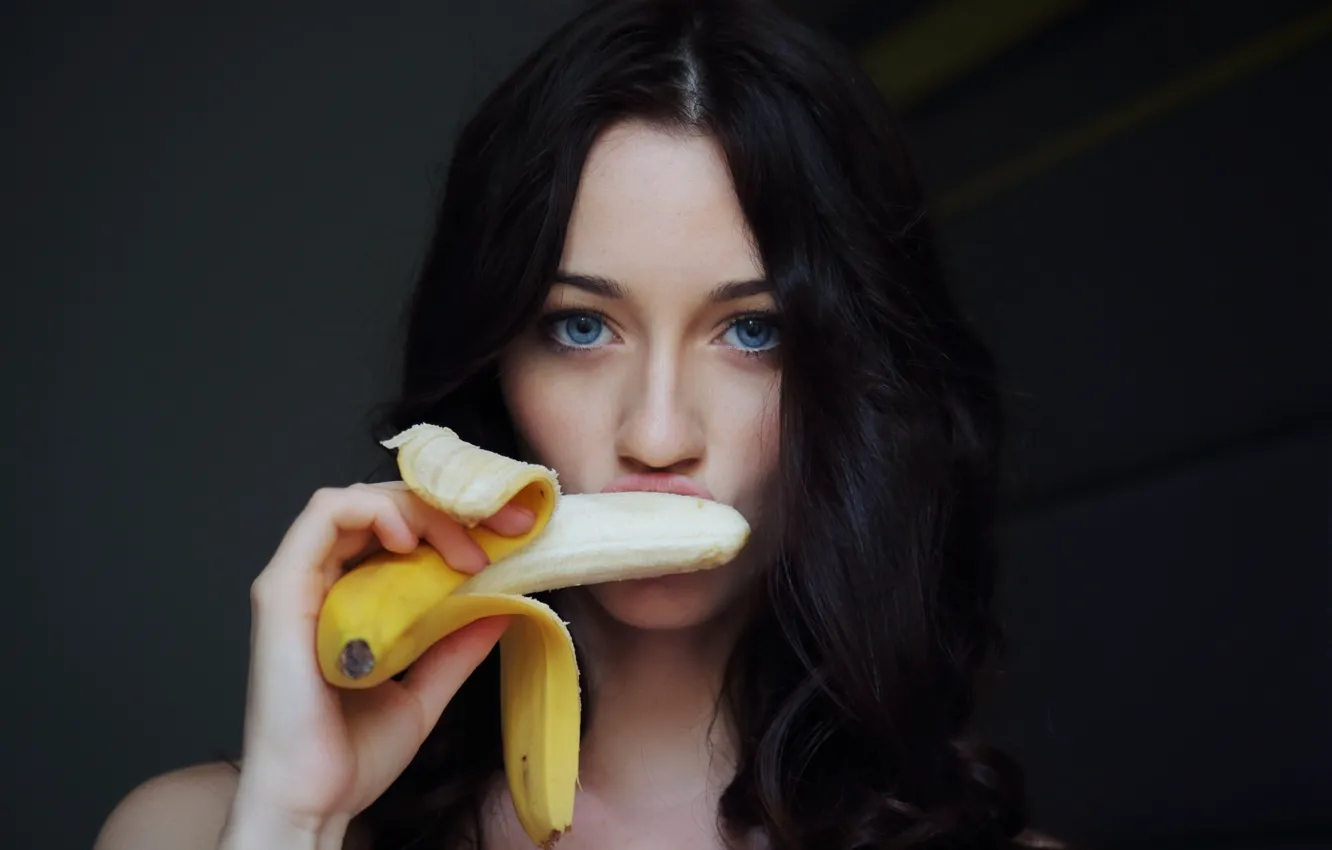 Фото обои взгляд, лицо, Девушка, брюнетка, банан