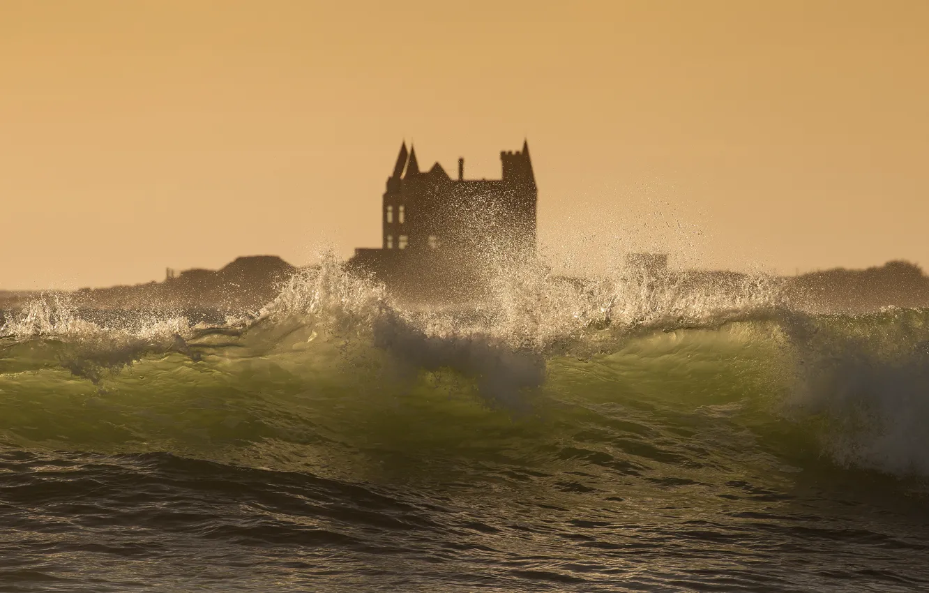 Фото обои море, волны, брызги, замок, волна, силуэт, архитектура
