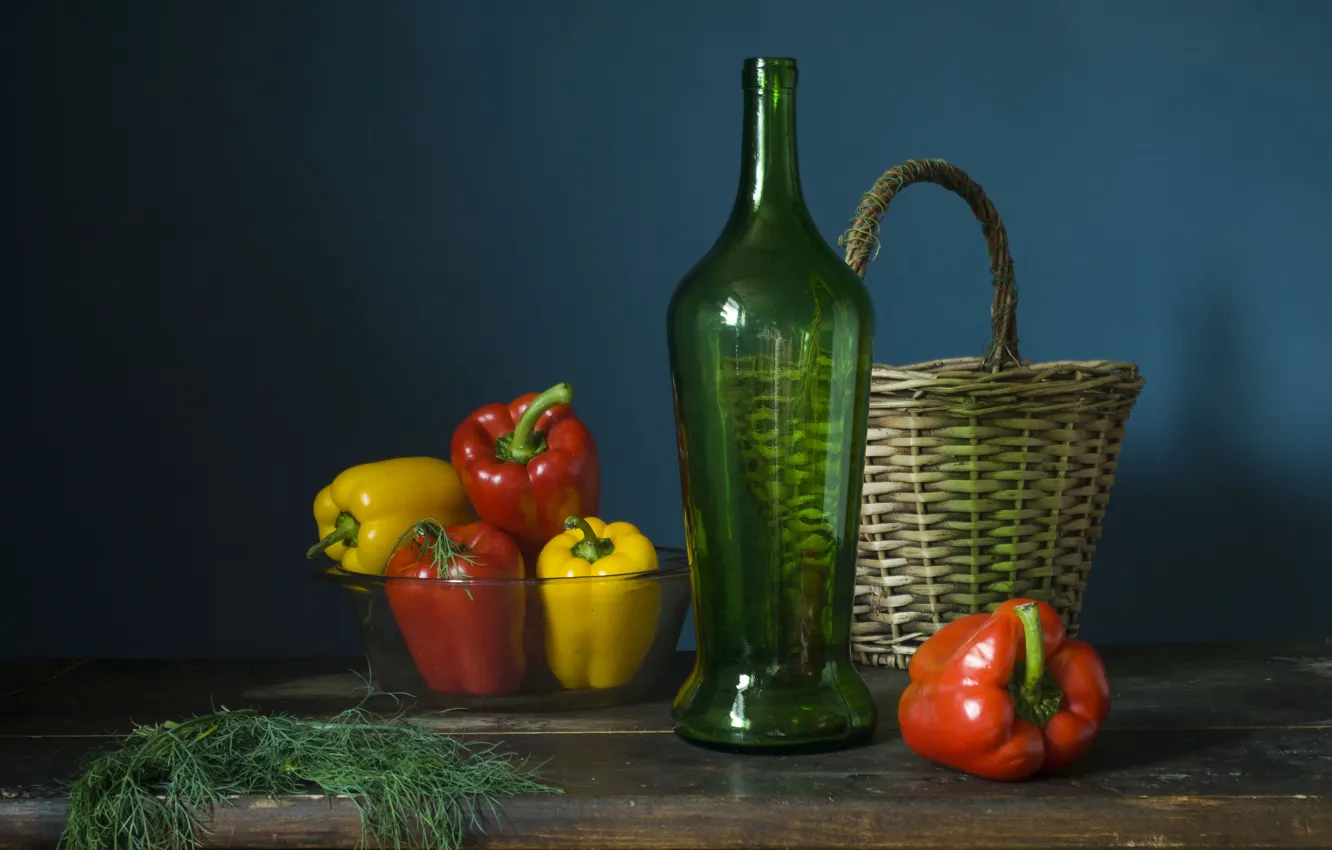 Фото обои стол, бутылка, еда, укроп, перец, миска, натюрморт, корзинка