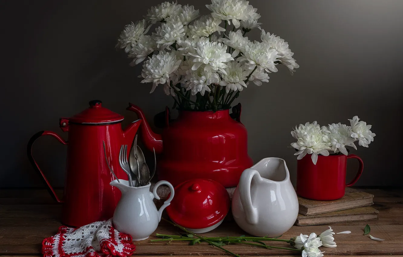 Фото обои цветы, красный, темный фон, стол, книги, букет, чайник, посуда