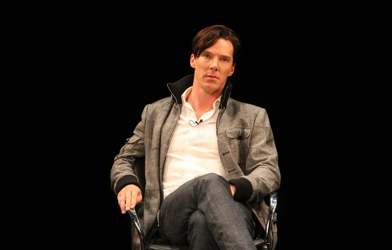 Фото обои взгляд, фон, стул, сидит, чёрный фон, красавчик, Бенедикт Камбербэтч, Benedict Cumberbatch