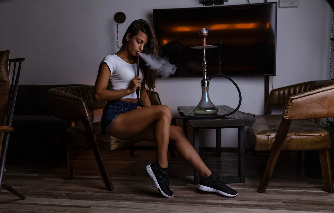 Фото обои girl, smoking, Model, shorts, long hair, legs, smoke, brown hair