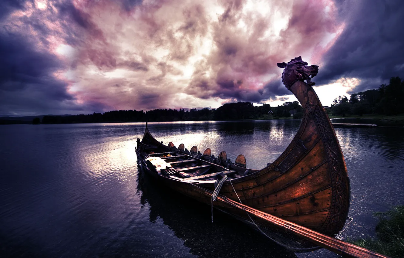 Фото обои вода, облака, деревья, пейзаж, лодка, викинг