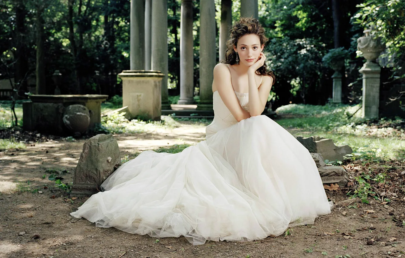Фото обои парк, актриса, колонны, сидит, белое платье, вазы, Emmy Rossum