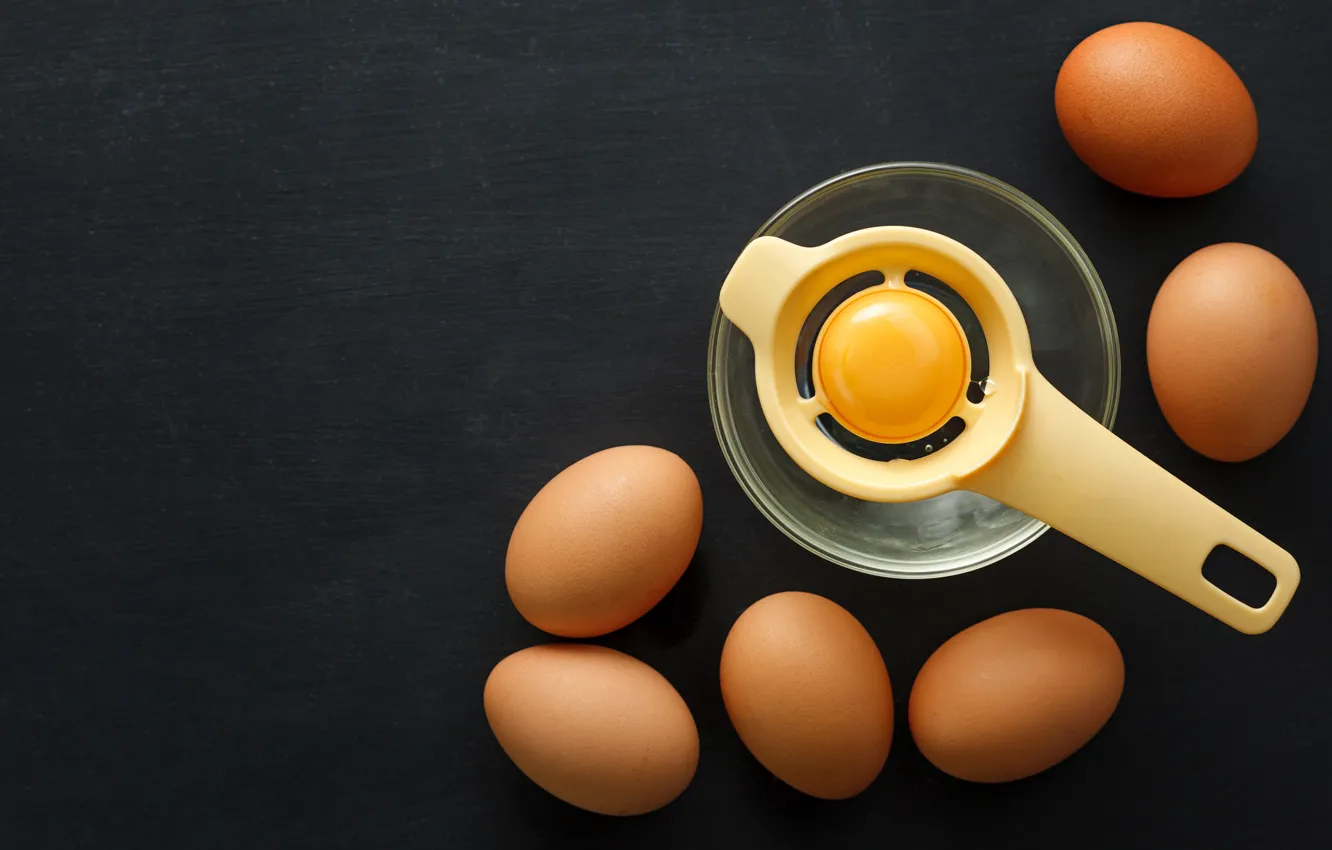 Фото обои темный фон, яйца, ложка, миска, желток, белок, куриные, разделитель