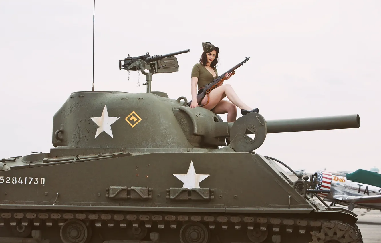 Фото обои девушка, оружие, танк, винтовка, средний, M4 Sherman, самозарядная, «Шерман»