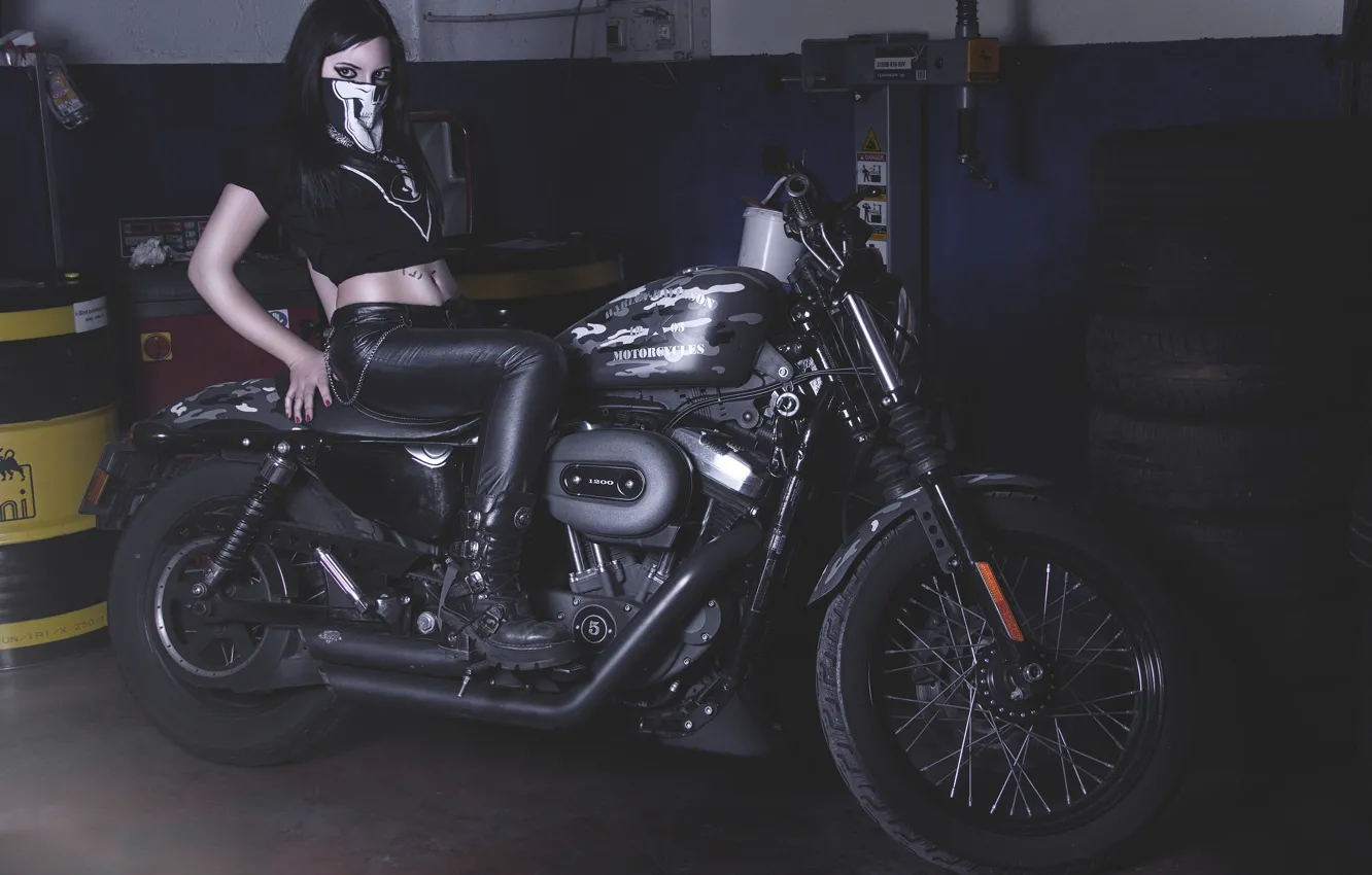 Фото обои девушка, гараж, мотоцикл, Harley-Davidson