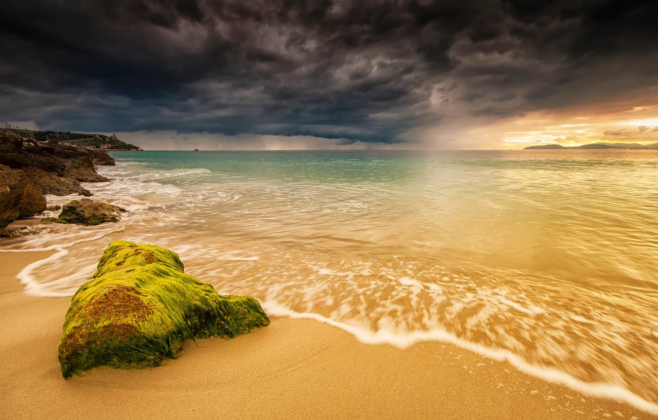 Фото обои море, небо, тучи, камни, дождь, побережье, горизонт, Италия