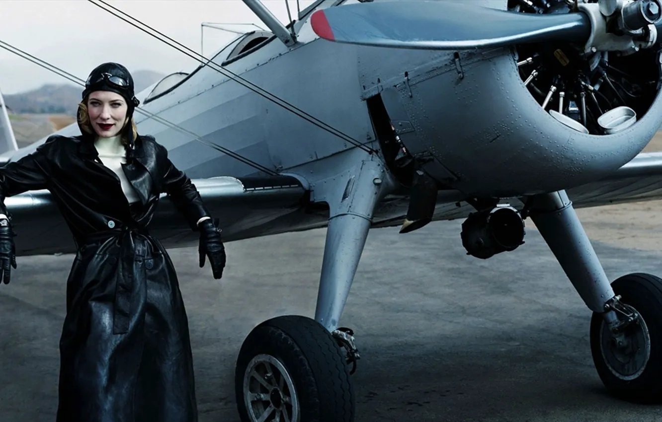 Фото обои чёрный, актриса, очки, перчатки, шлем, пропеллер, самолёт, плащ