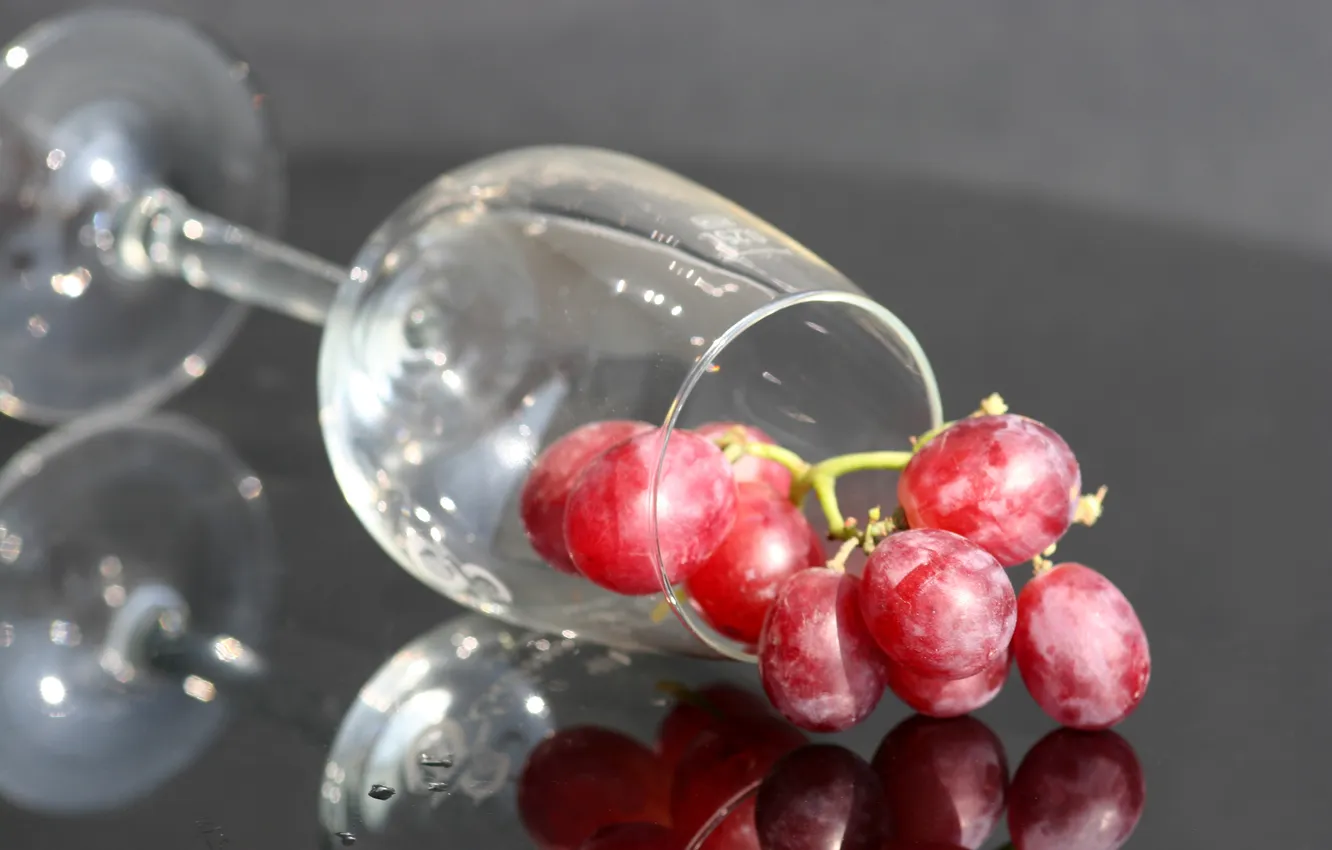 Фото обои отражение, стол, бокал, виноград