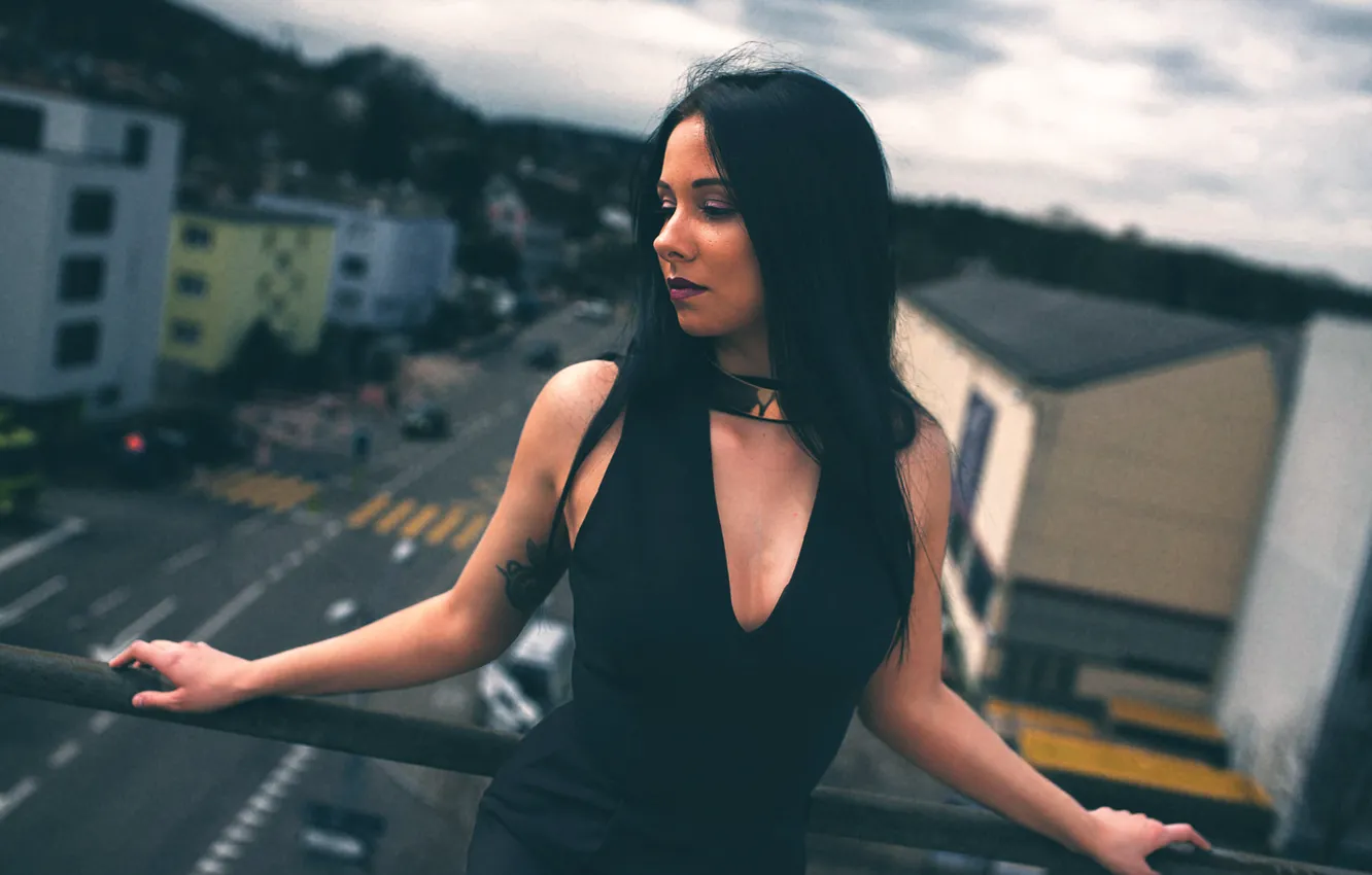 Фото обои город, макияж, тату, декольте, губки