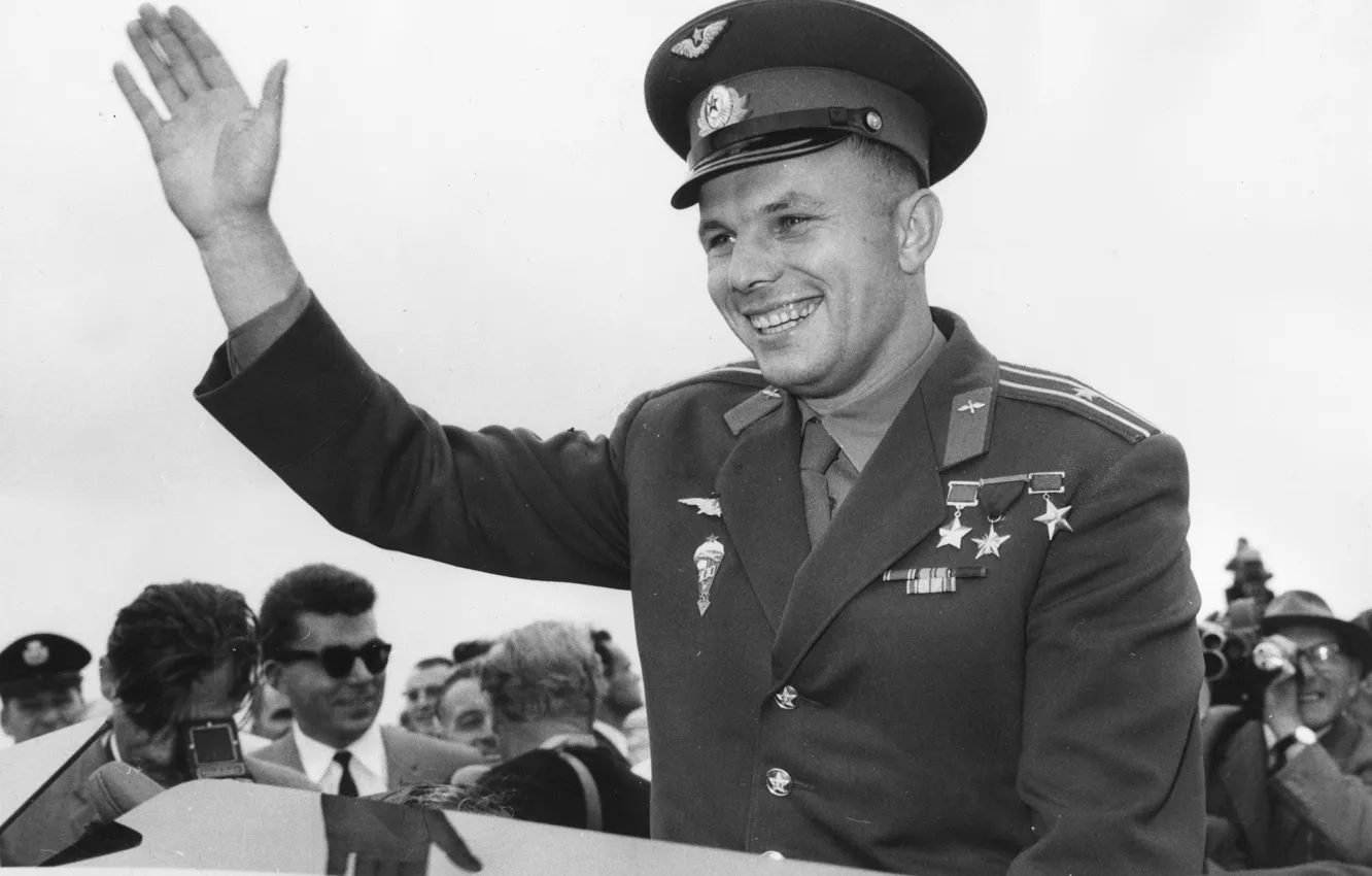 Фото обои улыбка, форма, СССР, легенда, лётчик, Юрий Алексеевич Гагарин, первый космонавт, Герой Социалистического Труда