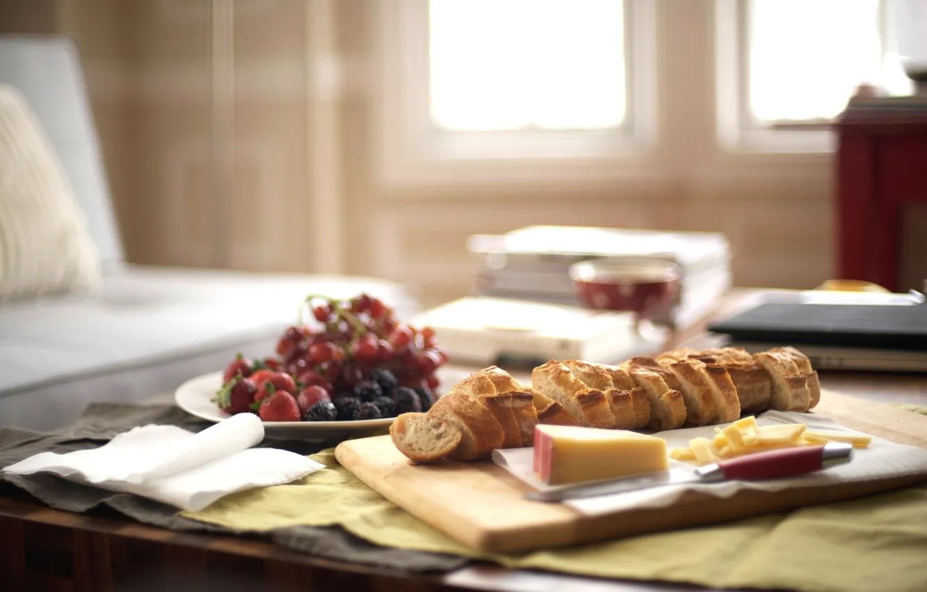 Фото обои стол, диван, утро, сыр, окно, клубника, хлеб, нож