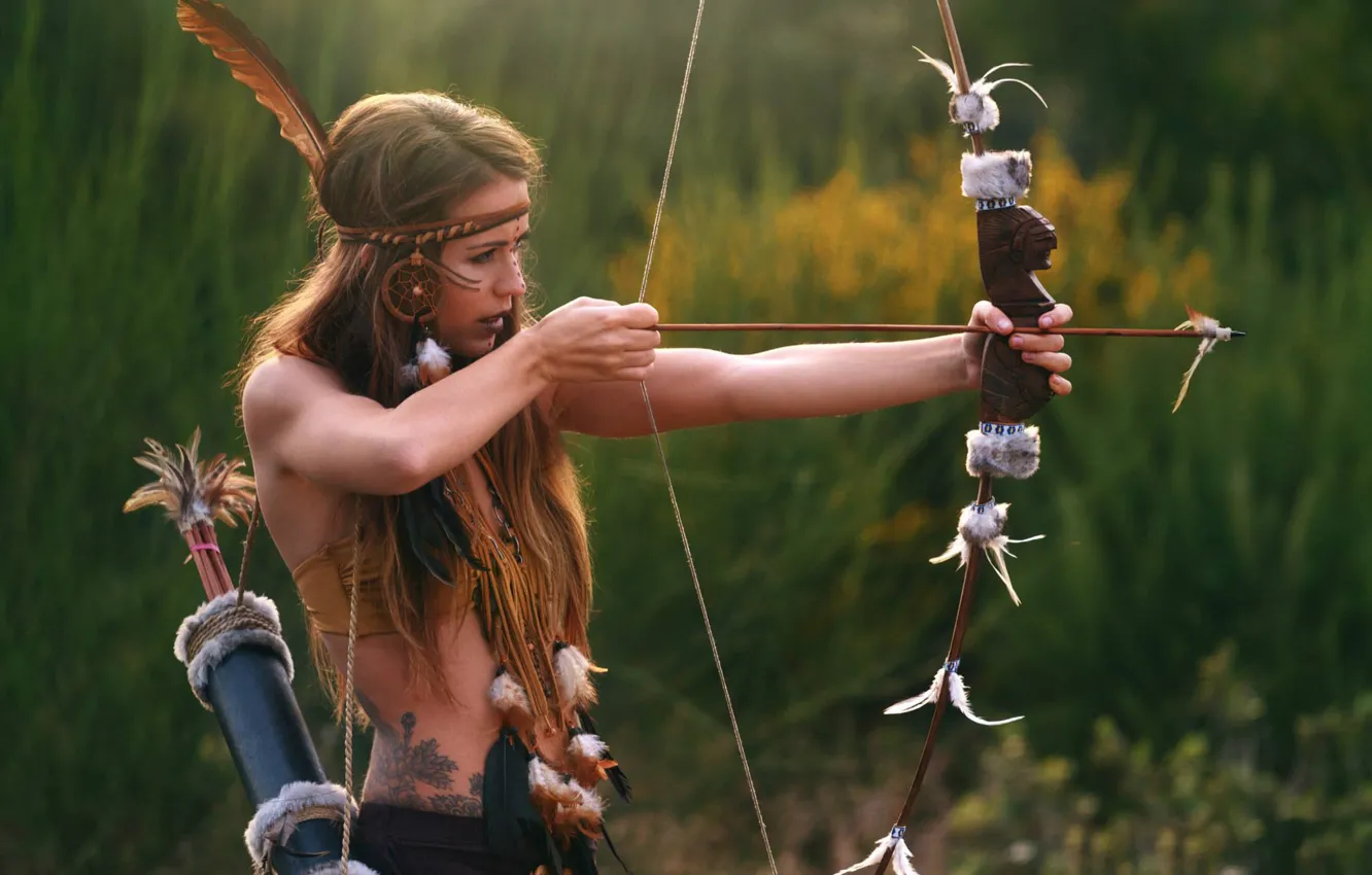 Фото обои девушка, лицо, фон, перья, лук, стрела, раскрас