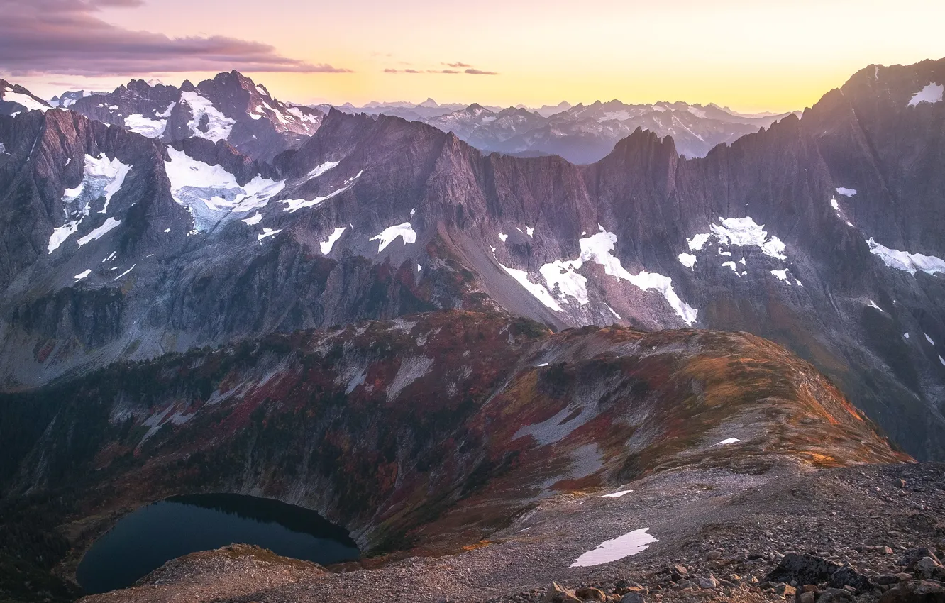 Фото обои небо, облака, снег, горы, озеро, камни, скалы, берег