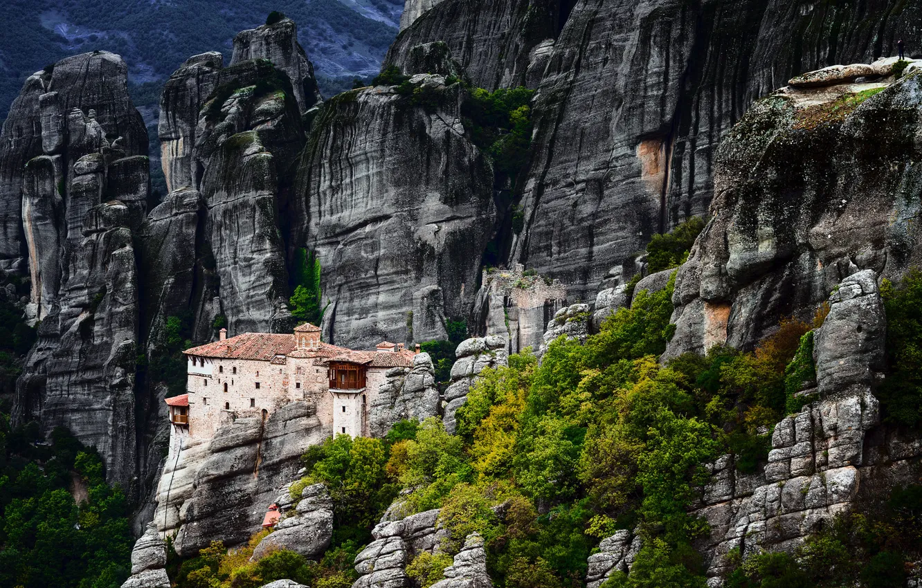 Фото обои деревья, горы, дом, скалы, Греция, Метеоры