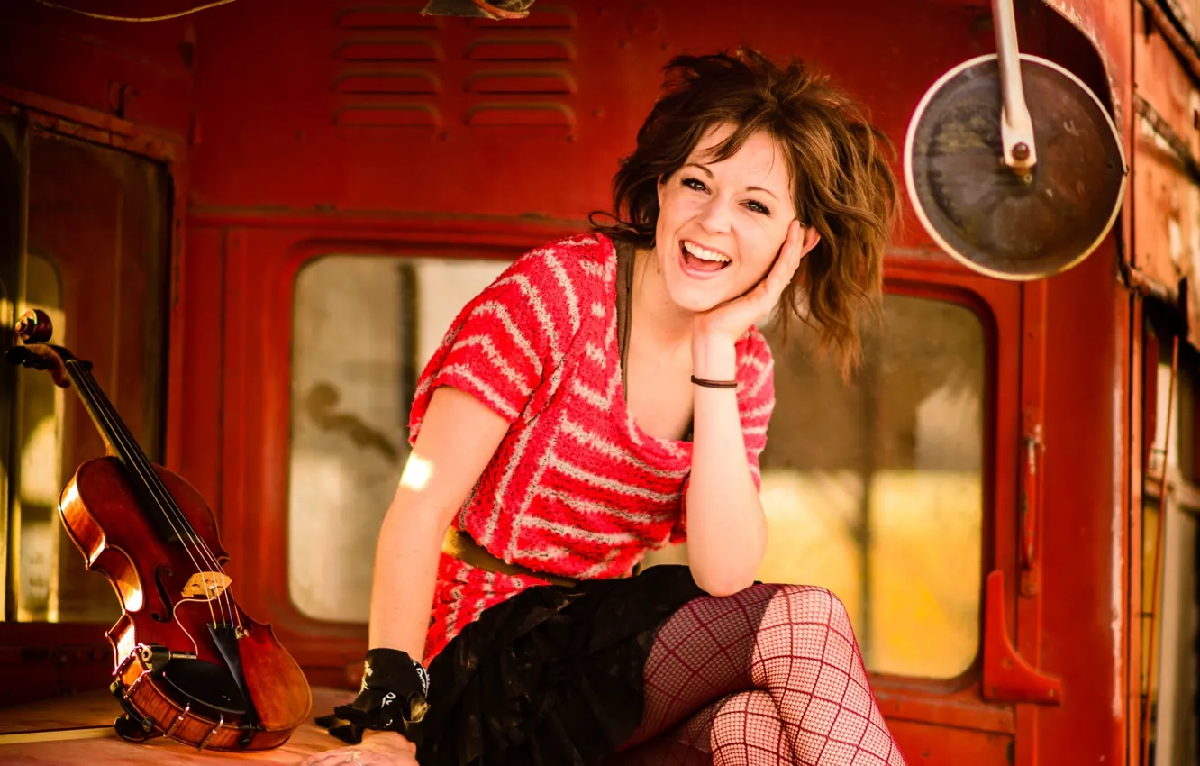Фото обои красный, улыбка, скрипка, music, автобус, violin, Lindsey Stirling, Линдсей Стирлинг