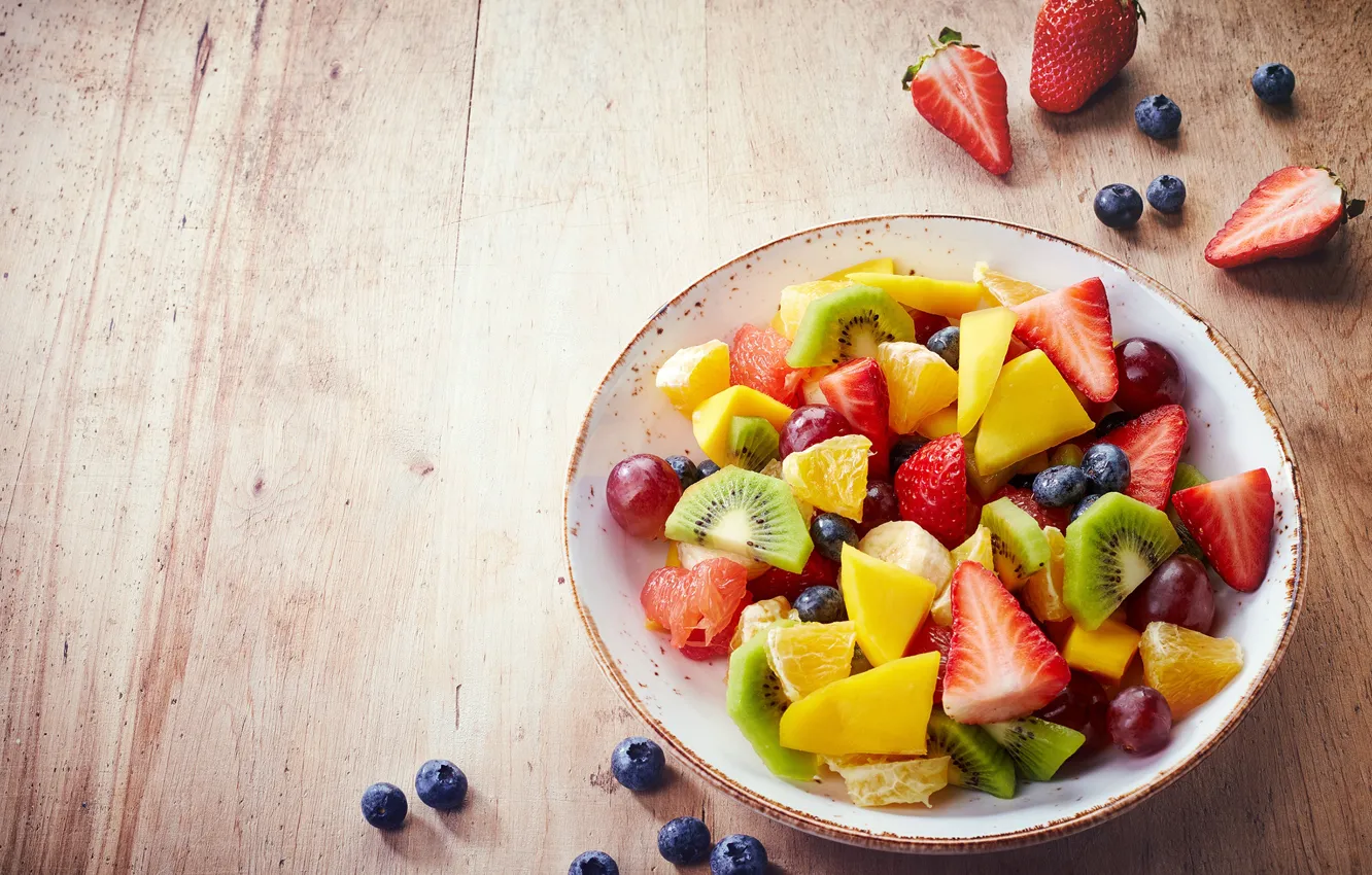 Фото обои киви, черника, клубника, тарелка, виноград, фрукты, персик, салат