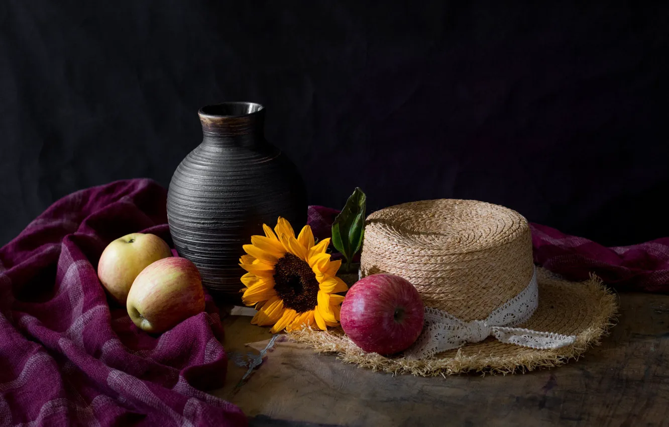Фото обои цветок, темный фон, стол, яблоки, подсолнух, шляпа, ткань, натюрморт