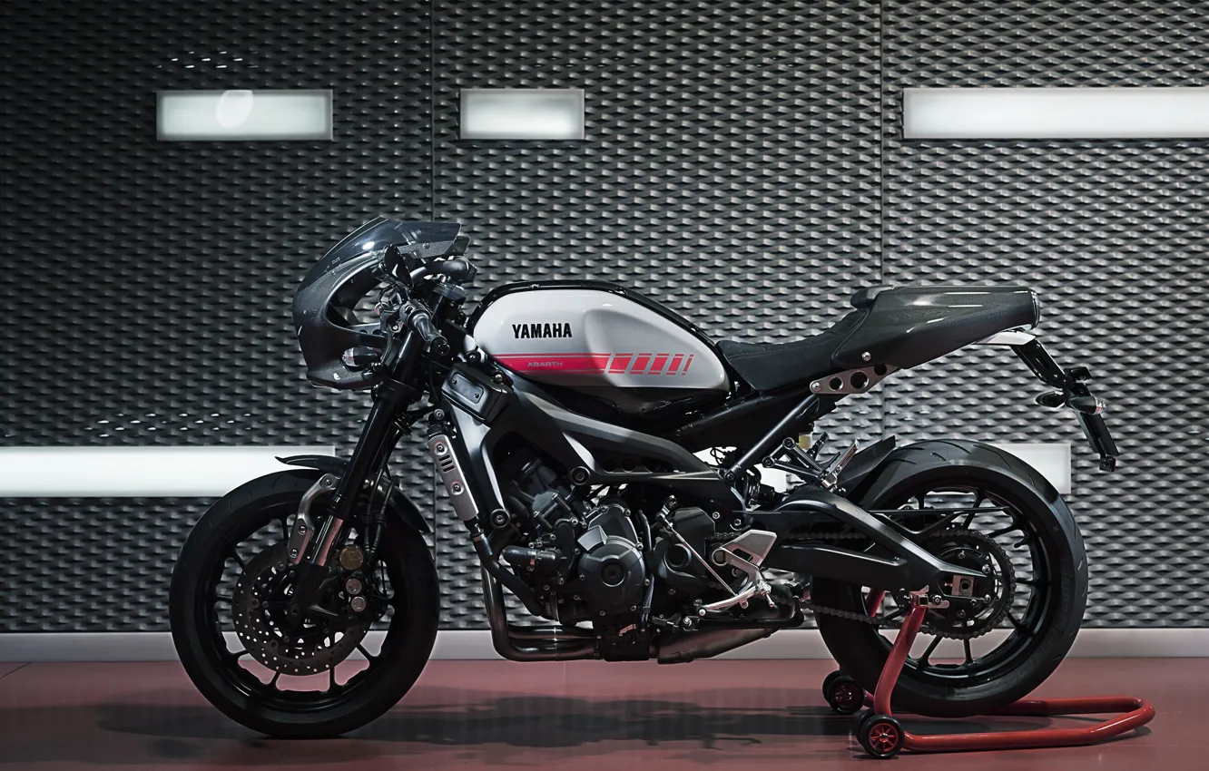 Фото обои тюнинг, мотоцикл, стоит, Yamaha, moto, tuning, custom, на подставке