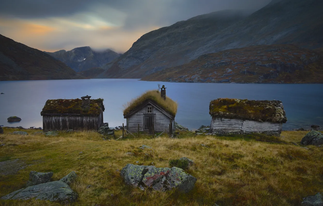 Фото обои пейзаж, горы, тучи, природа, озеро, камни, дома, Исландия