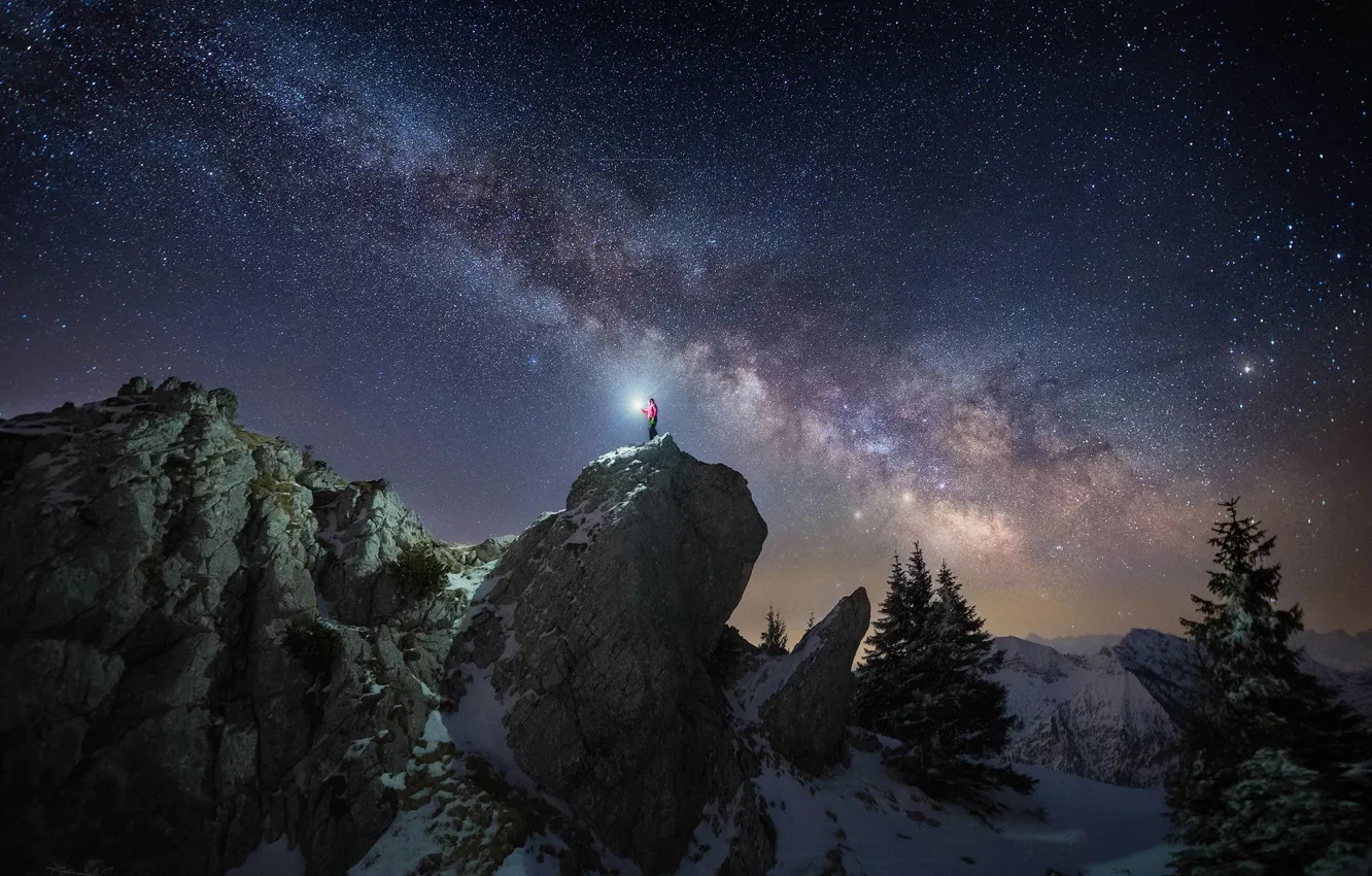 Фото обои зима, небо, звезды, свет, горы, ночь, скалы, человек