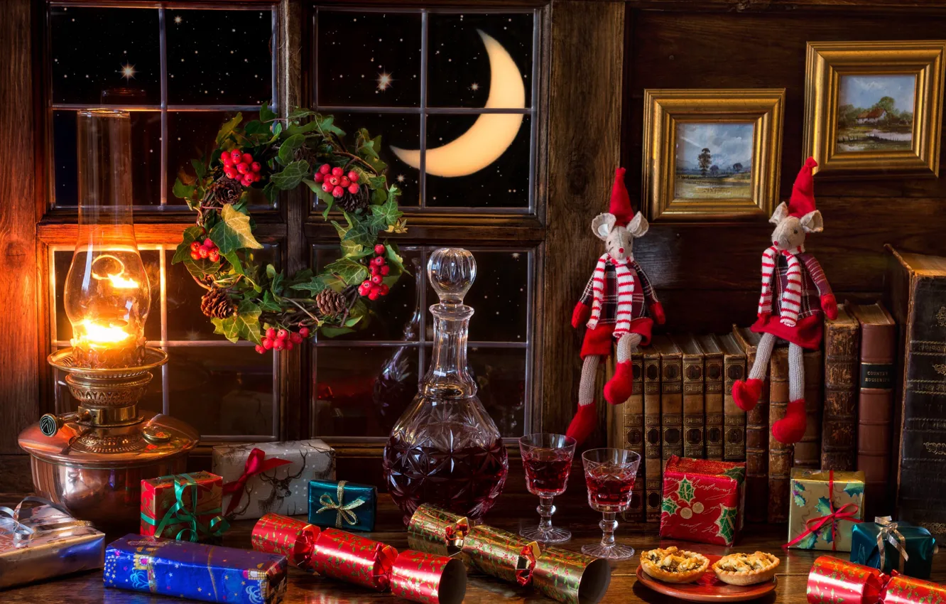 Фото обои вино, книги, лампа, месяц, мышь, печенье, окно, подарки