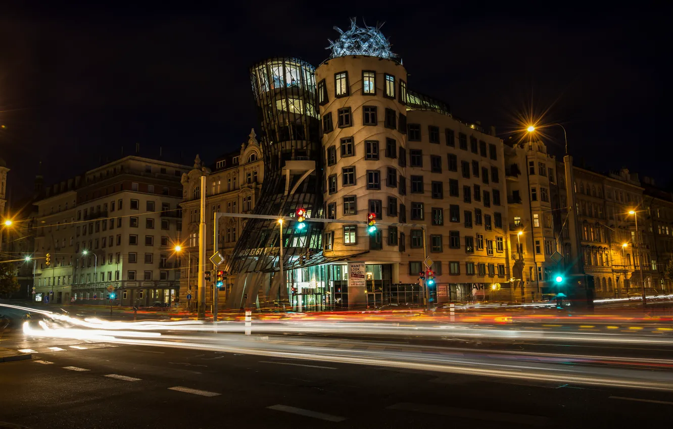 Фото обои ночь, огни, Прага, Чехия, танцующий дом