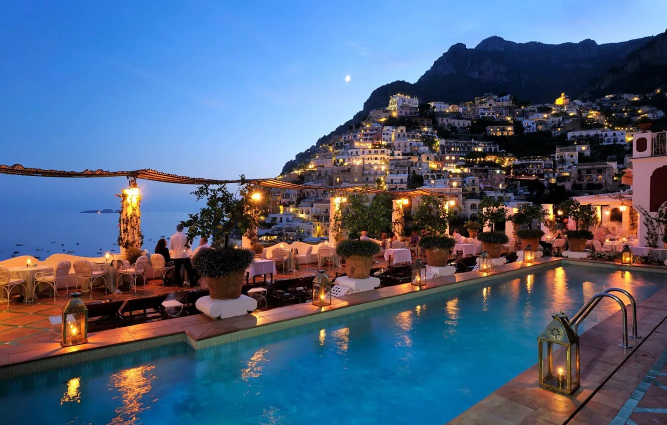 Фото обои море, город, вечер, бассейн, ресторан, отель, fantastic evening on a greek isle resort