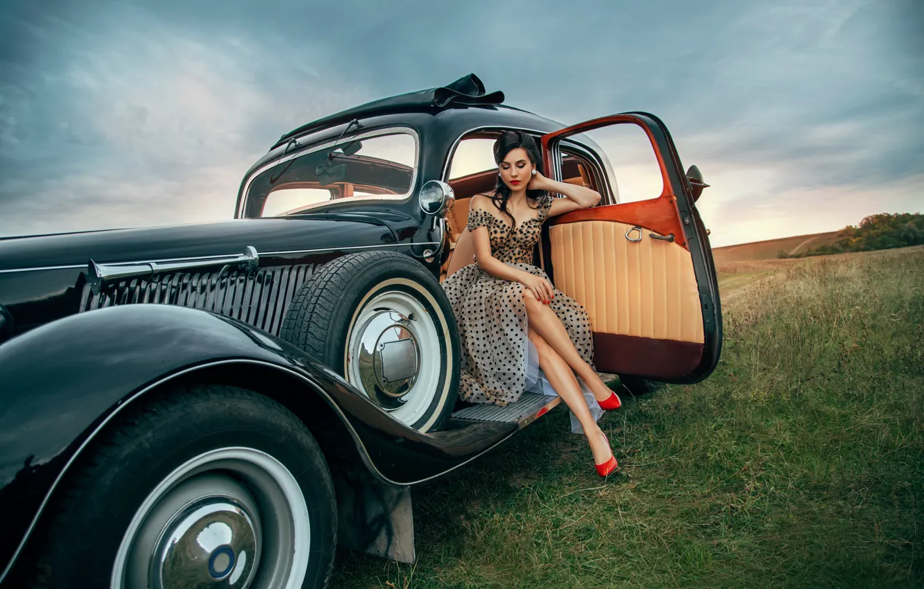 Фото обои небо, поля, sky, fields, закрытые глаза, red shoes, retro car, красные туфли