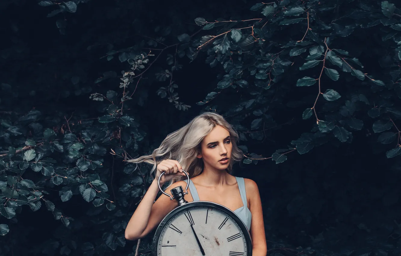 Фото обои лес, девушка, часы, ситуация, Lauren Hallworth