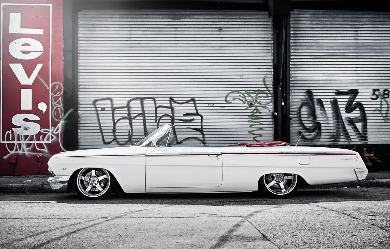 Фото обои улица, граффити, Chevrolet, белая, white, кабриолет, шевроле, Impala