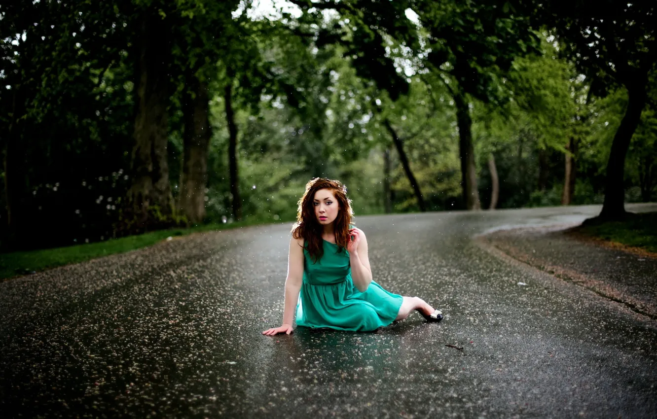 Фото обои дорога, девушка, дождь