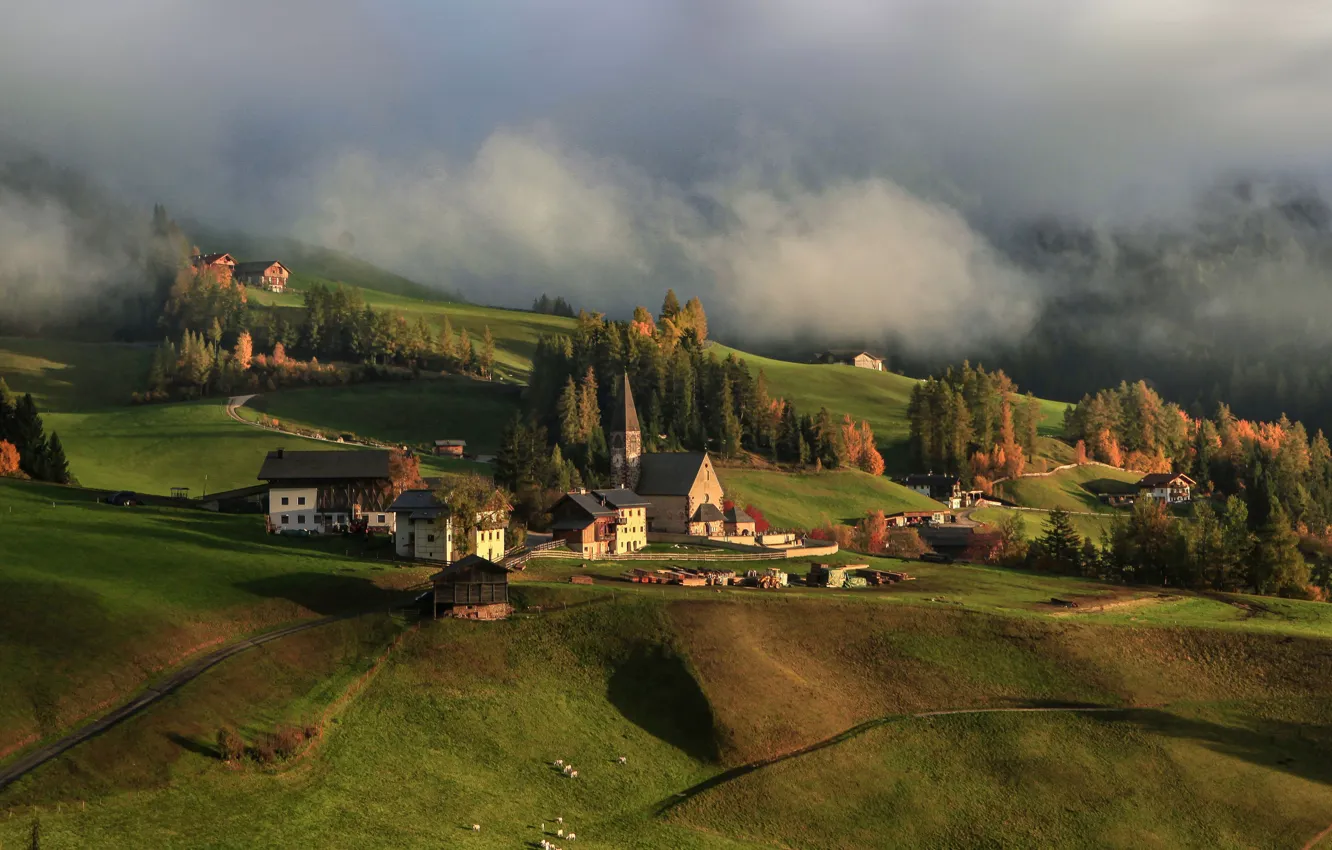 Фото обои облака, пейзаж, природа, туман, дома, деревня, пастбище, Италия