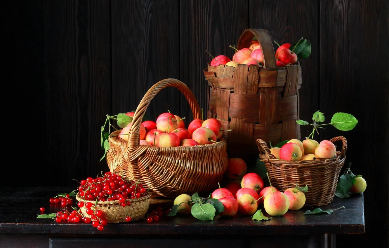Фото обои ягоды, стол, яблоки, плоды, фрукты, смородина, корзины, Наталья Казанцева