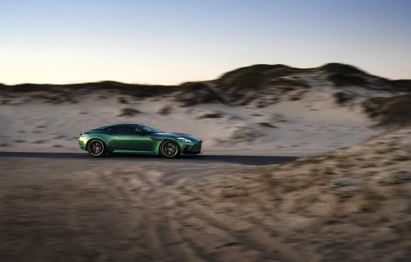 Фото обои песок, степь, Aston Martin, пустыня, суперкар, вид сбоку, 2023, Aston Martin DB12