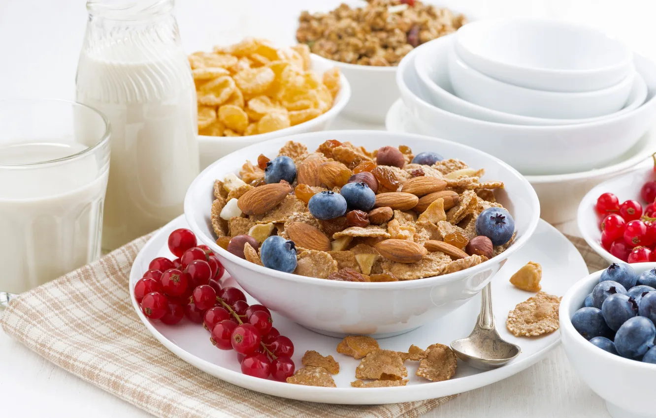 Фото обои ягоды, завтрак, молоко, орехи, смородина, миндаль, хлопья, голубика