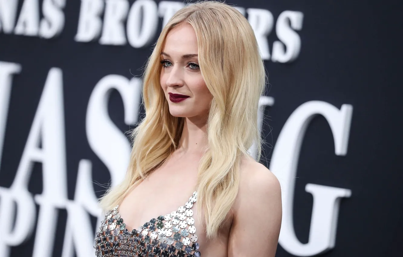 Sophie blonde. Софи тёрнер. Софи тёрнер фото. Софи Тернер блондинка. Sophie Turner Hairstyle.