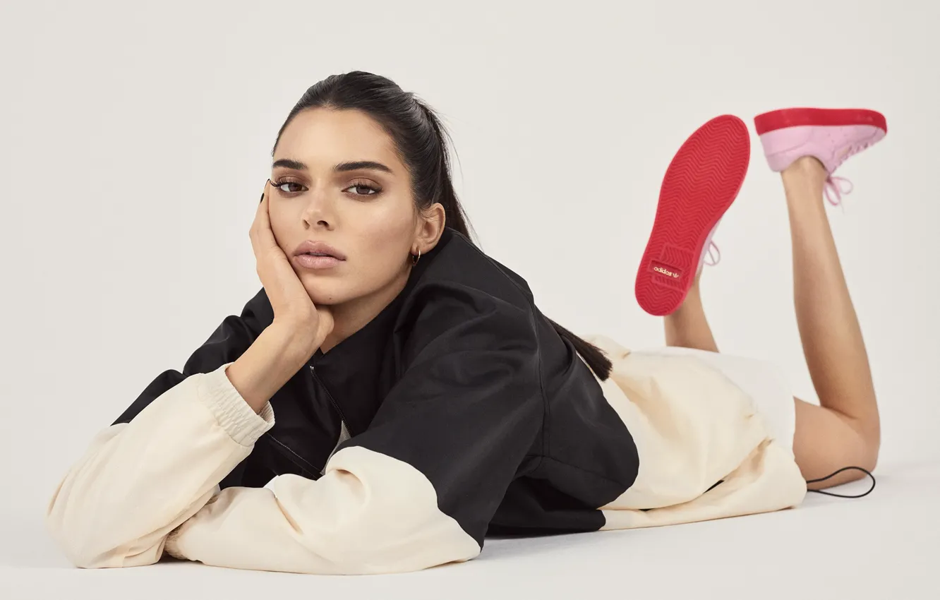 Фото обои взгляд, девушка, поза, модель, куртка, кроссовки, Adidas, Kendall Jenner