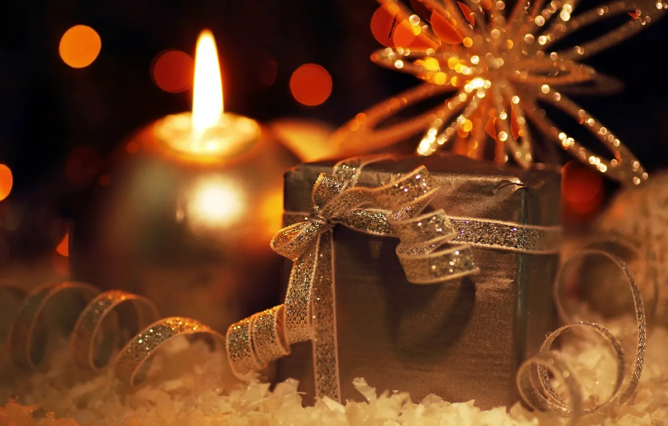 Фото обои огни, праздник, подарок, новый год, свеча, лента, декорации, снежинка