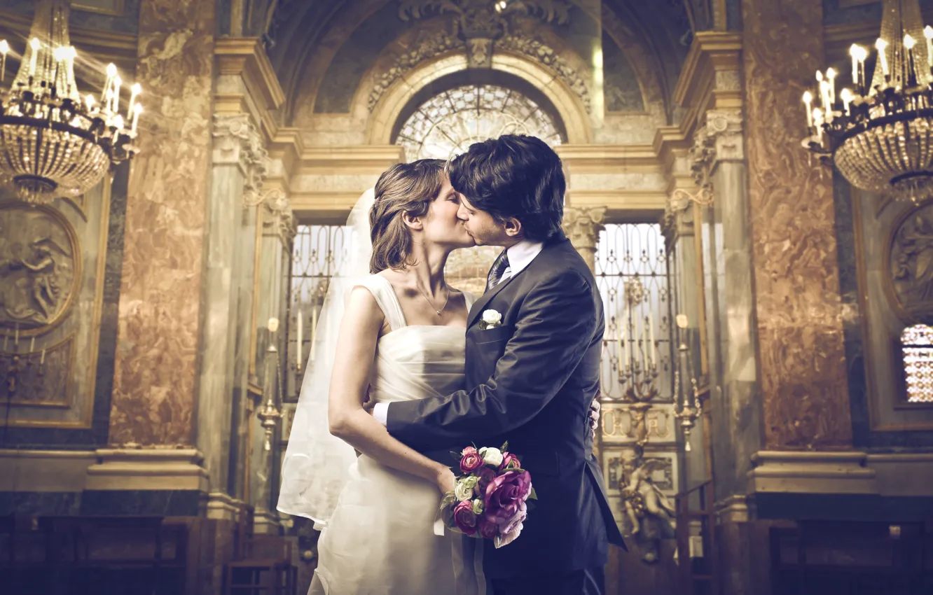 Фото обои девушка, любовь, радость, поцелуй, букет, платье, объятия, церковь