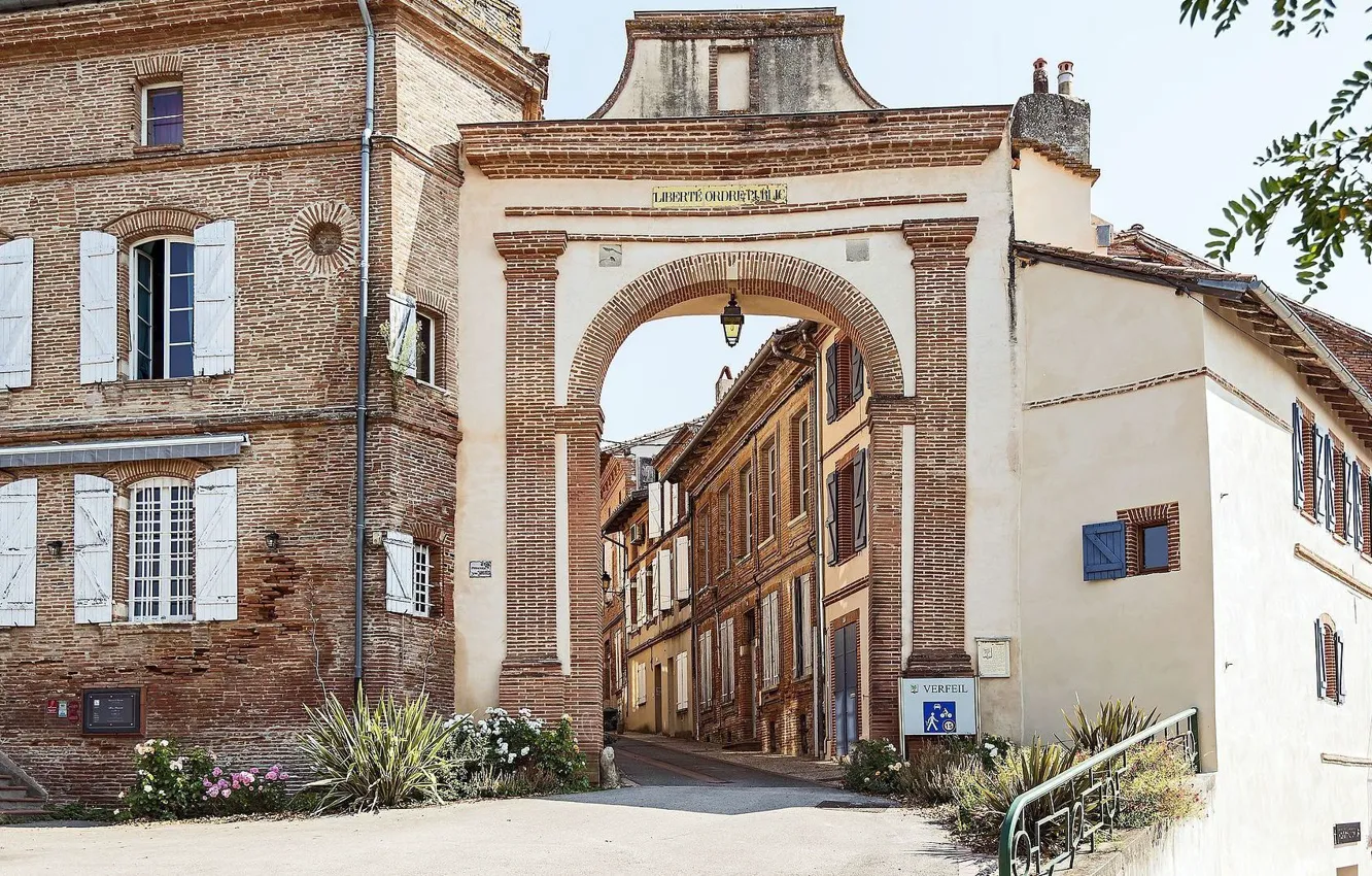 Фото обои Франция, дома, ворота, городок, средневековая архитектура, Verfeil, Haute-Garonne, La porte toulousaine