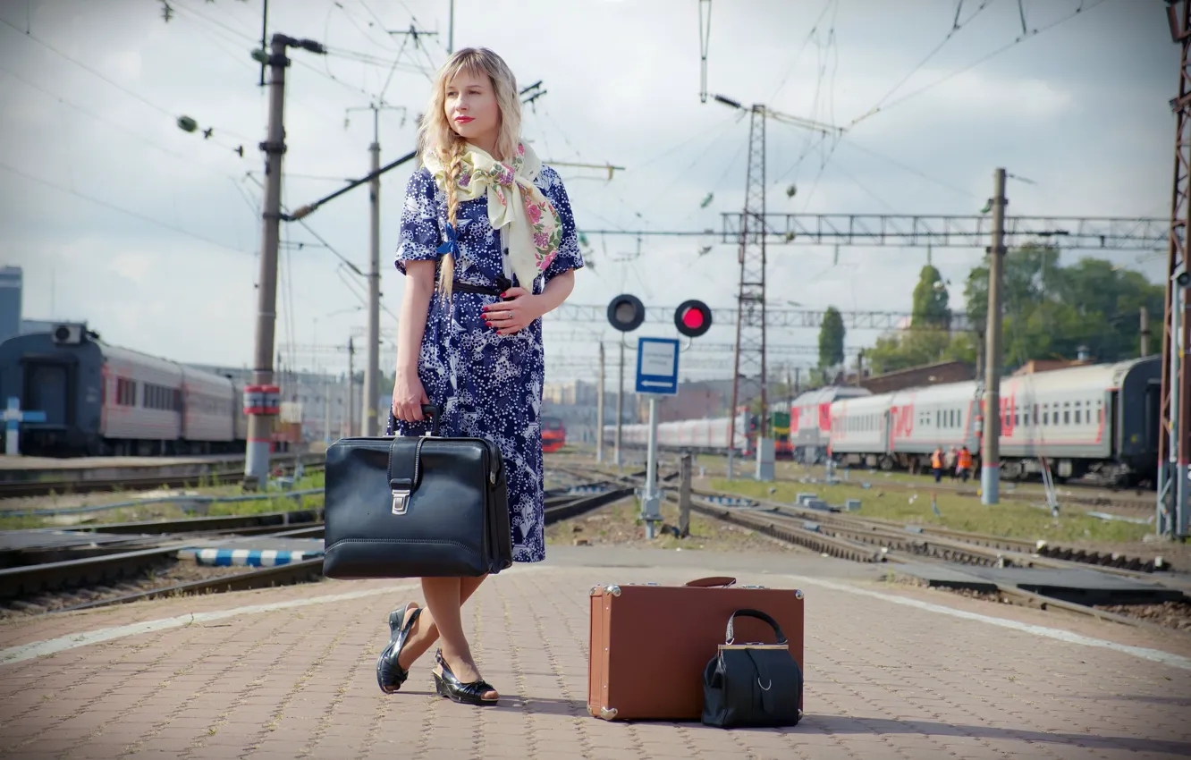 Фото обои ретро, станция, платье, перрон, блондинка, чемодан, сумка, платок