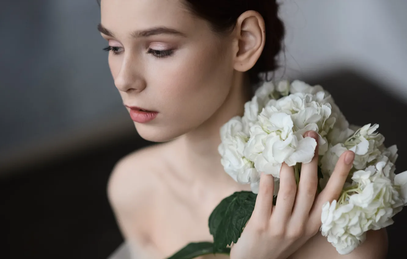 Фото обои girl, photo, photographer, flowers, leaves, model, brunette, petals