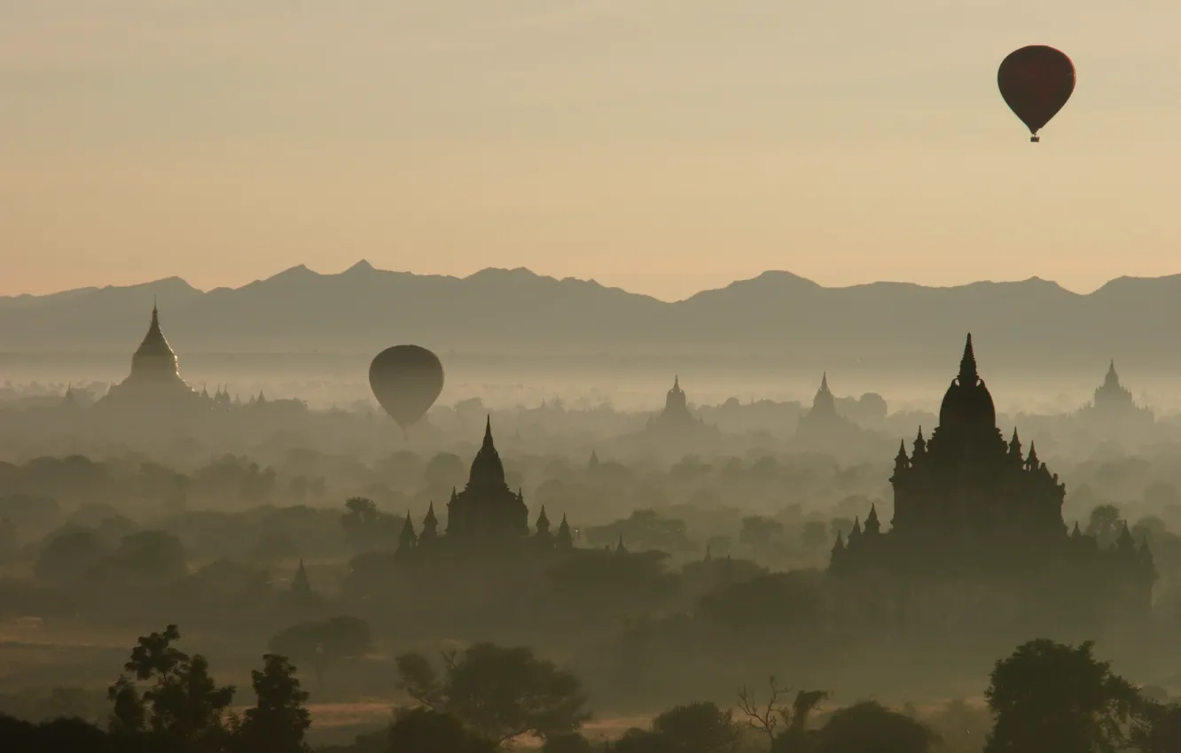 Фото обои горы, туман, шары