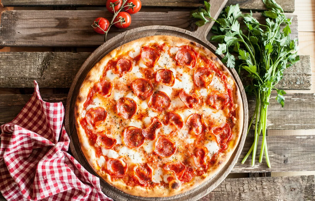 Фото обои еда, сыр, пицца, петрушка, колбаса, pizza, специи, начинка