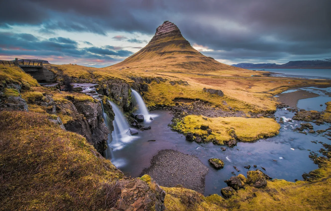 Фото обои море, небо, тучи, мост, река, гора, водопад, Исландия